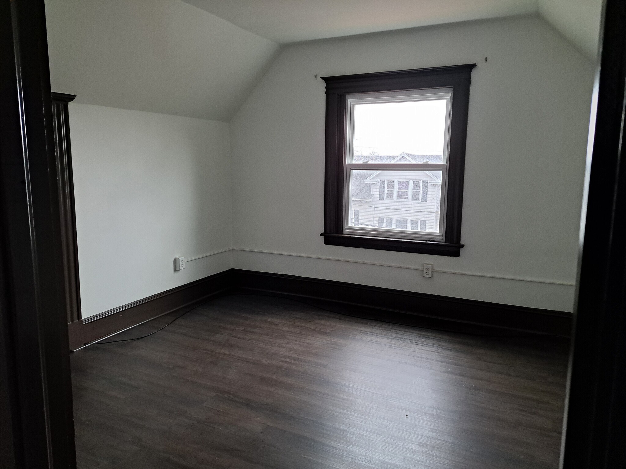 Building Photo - 261 Maple St