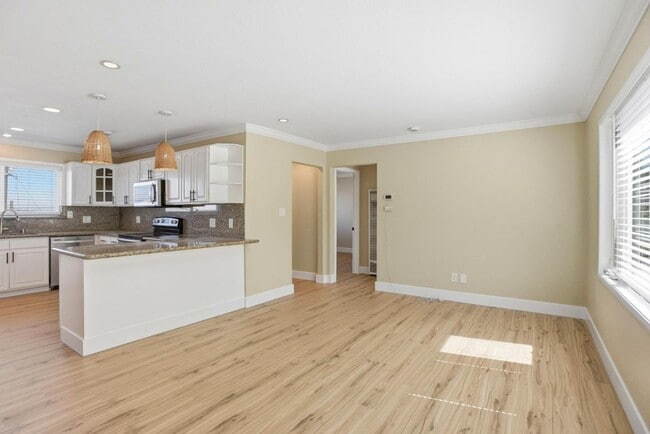 Building Photo - 400 La Casa Ave