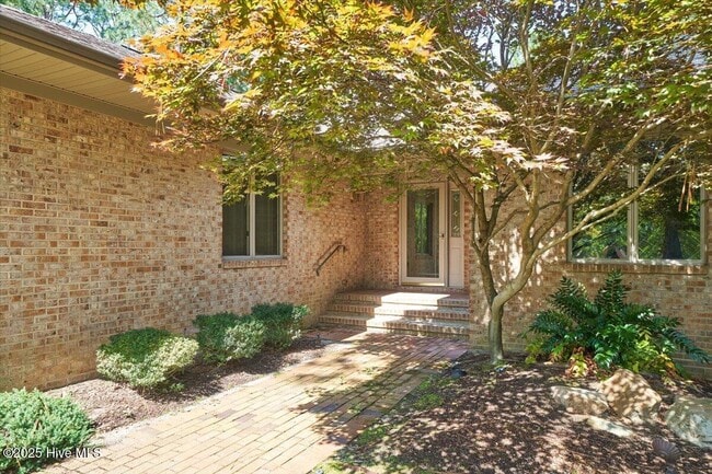 Building Photo - 11 Cardinal Dr