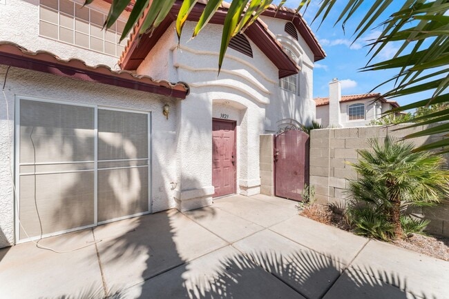 Building Photo - Move in now to this beautiful 2 story 3 be...