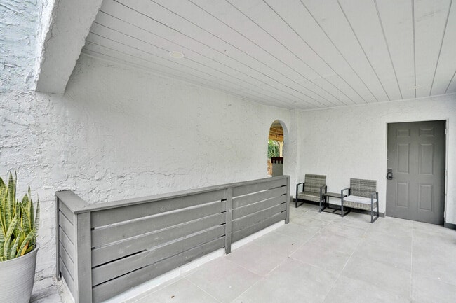 Building Photo - 727 Fernwood Dr