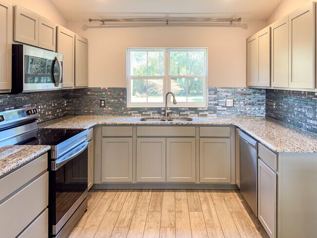 Building Photo - LAKE FRONT BRAND NEW Beautiful 3 bedroom on Lake Toho!