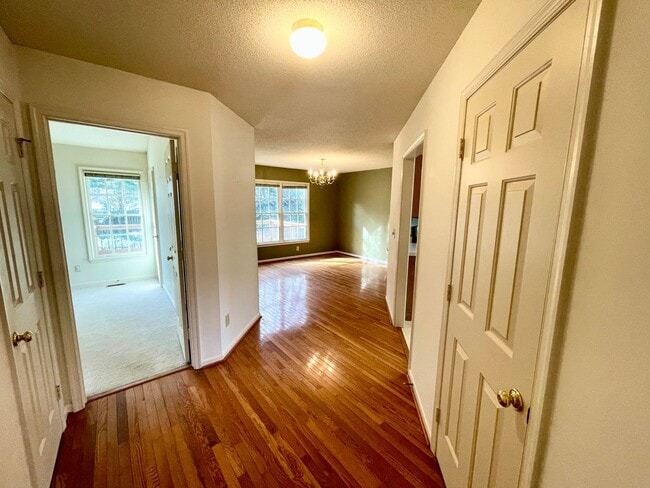 Building Photo - 3 Bed 2.5 Bath Beautiful Home Located North West Greensboro!