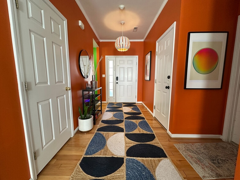 Building Photo - Room in House on Sunburst Ln