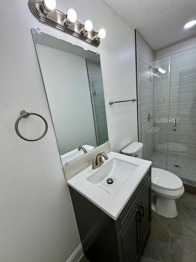 Building Photo - Downtown Clermont - Beautifully Renovated 2-Bed/1-Bath Upstairs Unit with Stunning Lake Minneola ...