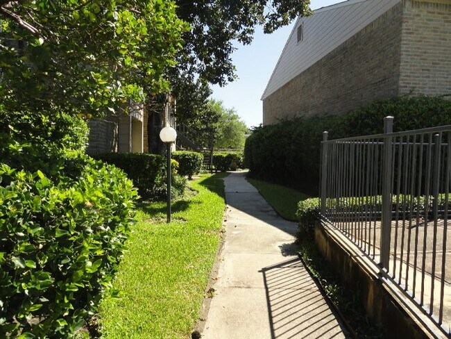 Building Photo - 8201 Richmond Ave