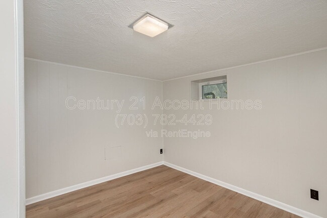 Building Photo - 3233 Holly Hill Dr