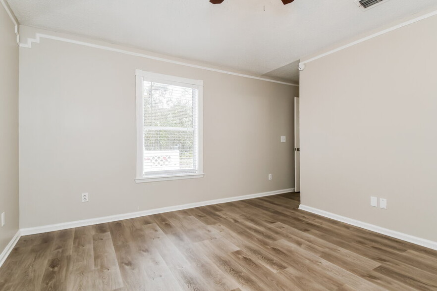 Building Photo - 6131 Alpenrose Ave