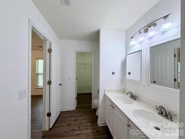 Building Photo - 10968 Princeton Village Dr