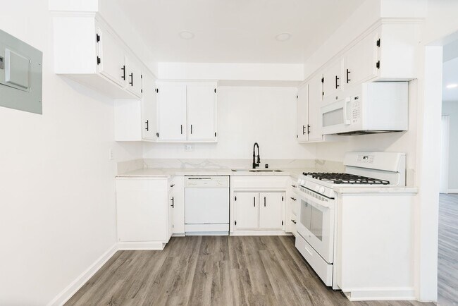 Interior Photo - 18404 Vincennes St