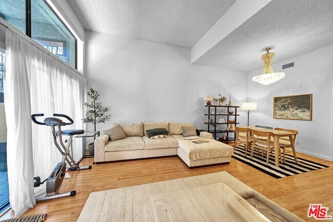 Building Photo - 421 S Van Ness Ave