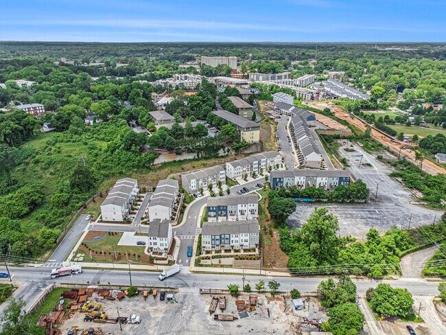 Building Photo - 387 Skylar Way SE