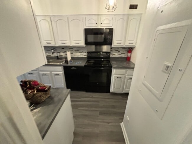 Building Photo - Large Foggy Bottom Beauty - 1+Den + 1 FB