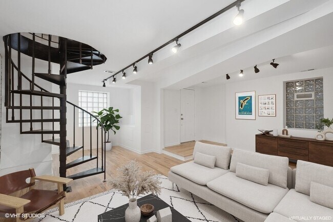 Building Photo - 640 E 51st St