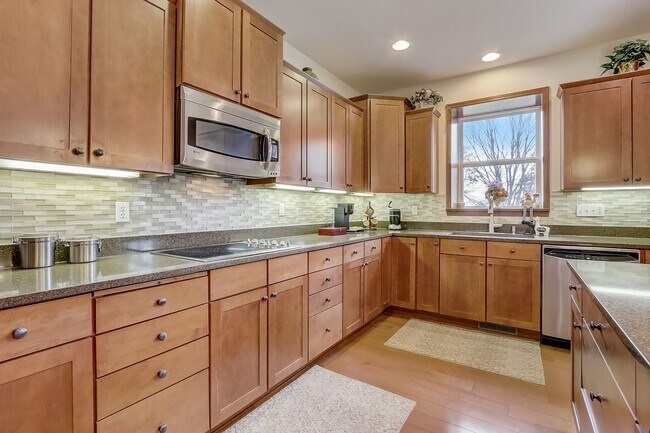 Building Photo - Grand 5 bed 4.5 bath Maple Grove Home w/ 3-Car Garage! Fully Furnished