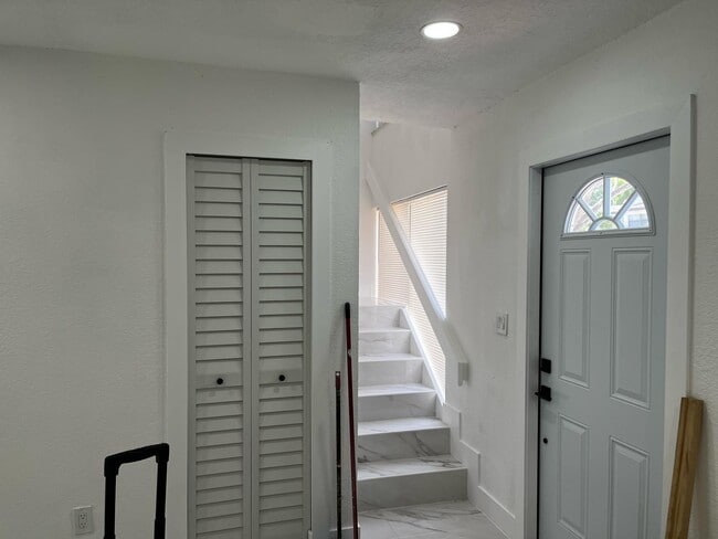 Building Photo - 10985 SW 70th Ter