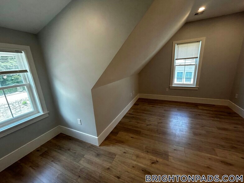 Building Photo - 124 Kenrick St