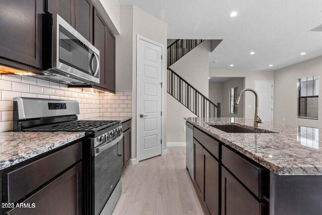 Building Photo - 4815 E Village Dr