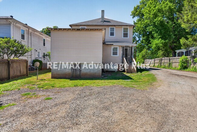 Building Photo - 106 Grove St