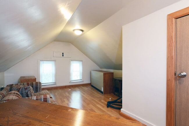 Building Photo - Charming 3-Bedroom, 2-Bath Home in St. Paul