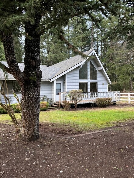 Front porch for enjoying sunny days with nicely landscaped yard and pasture surround - 21020 SE 358th St