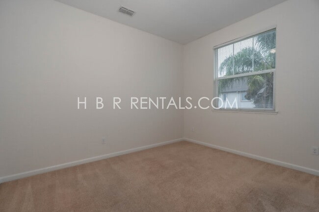 Building Photo - South Tracy 4-Bed Home with First-Floor Bedroom
