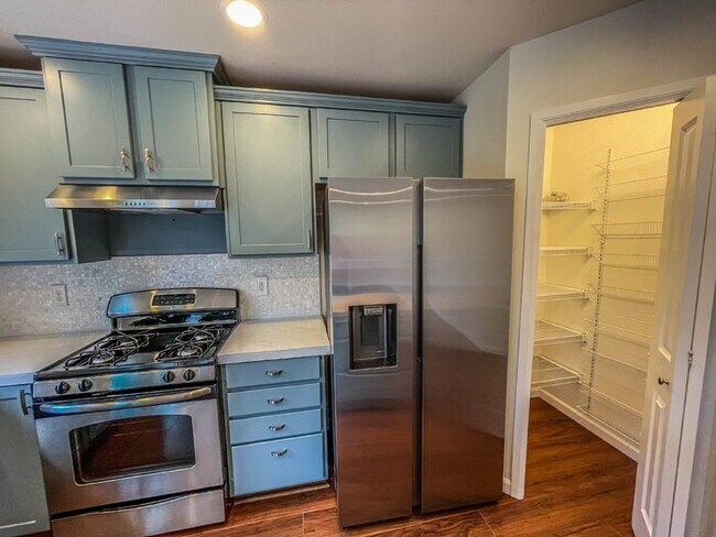 Building Photo - 3 Bed 2.5 Bath 2 Car Garage 1493sf Low maintenance yards. Prime Location.