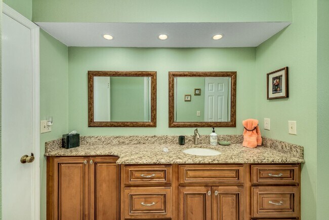 Building Photo - Fully furnished Beachside townhome