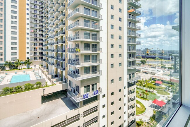 Building Photo - Freshly Painted Upscale 2/1 Condo in amazi...