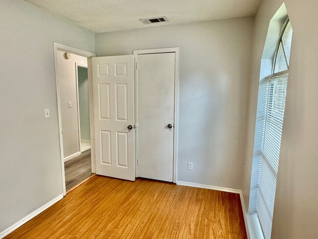 Building Photo - Charming 3-bedroom waiting to be yours !!