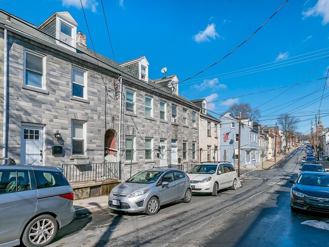 Building Photo - Updated 4 Bed 2 Bath Townhouse in Lancaster City!