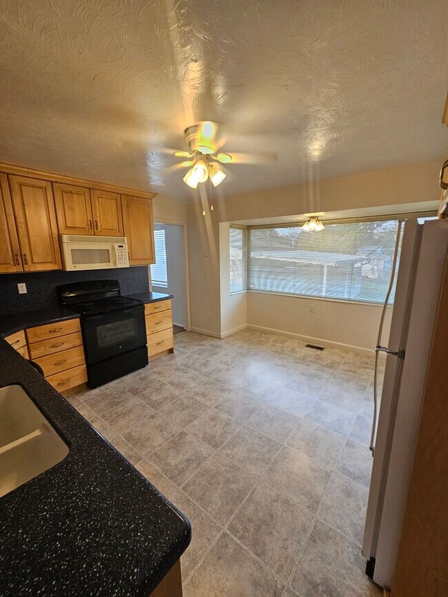 Building Photo - 4 bed 2 bath Home in Murray