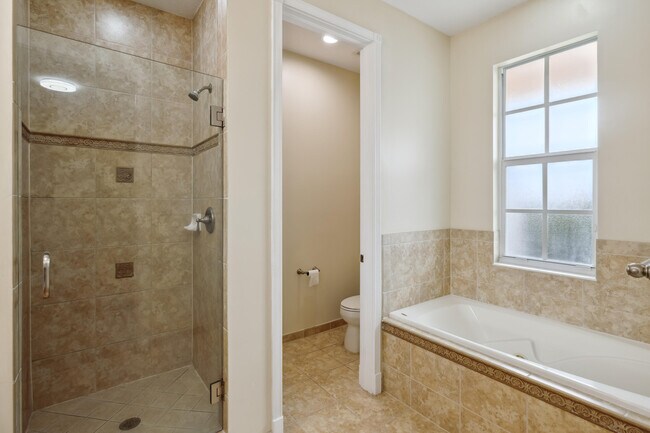 Building Photo - 810 NW 83rd Ln