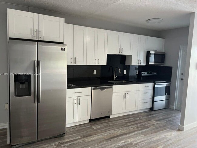 Building Photo - 2430 NE 135th St