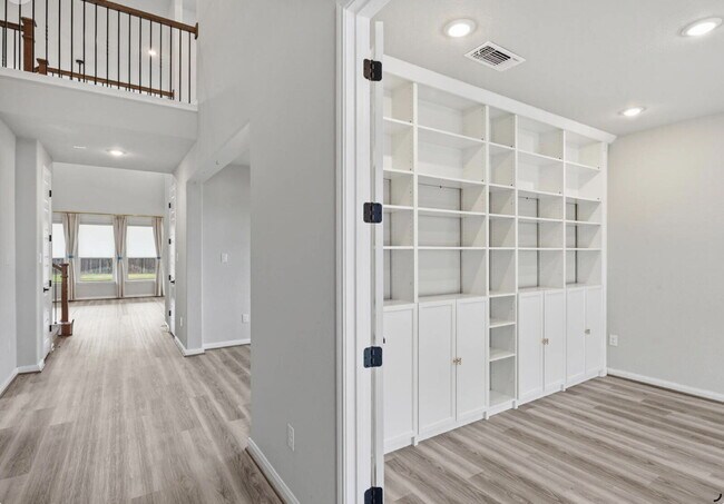 Building Photo - 10051 Mulhouse Dr
