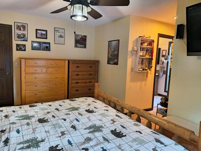 Building Photo - Spacious 4 bed, 2.5 bath with HEATED POOL ...