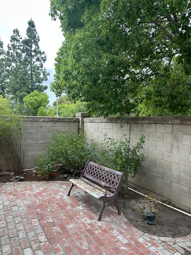 Building Photo - Stunning 3 Bed 3 Bath Duplex in Placentia with Open Floor Plan and Vaulted Ceilings.