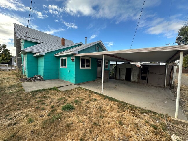 Building Photo - Beautifully renovated 3bedroom/2 bath hous...