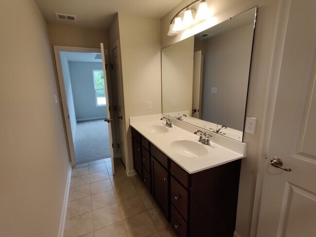 Building Photo - 3 Bedroom condo near major roadways