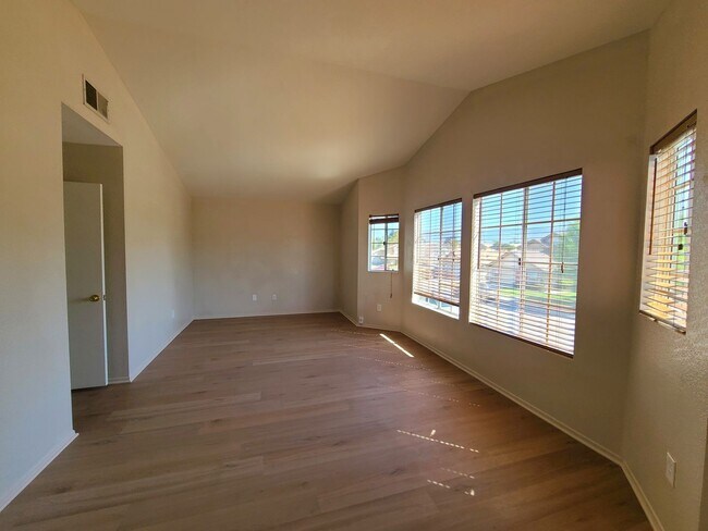 Building Photo - Two-Story 4-Bedroom Home in San Bernardino!