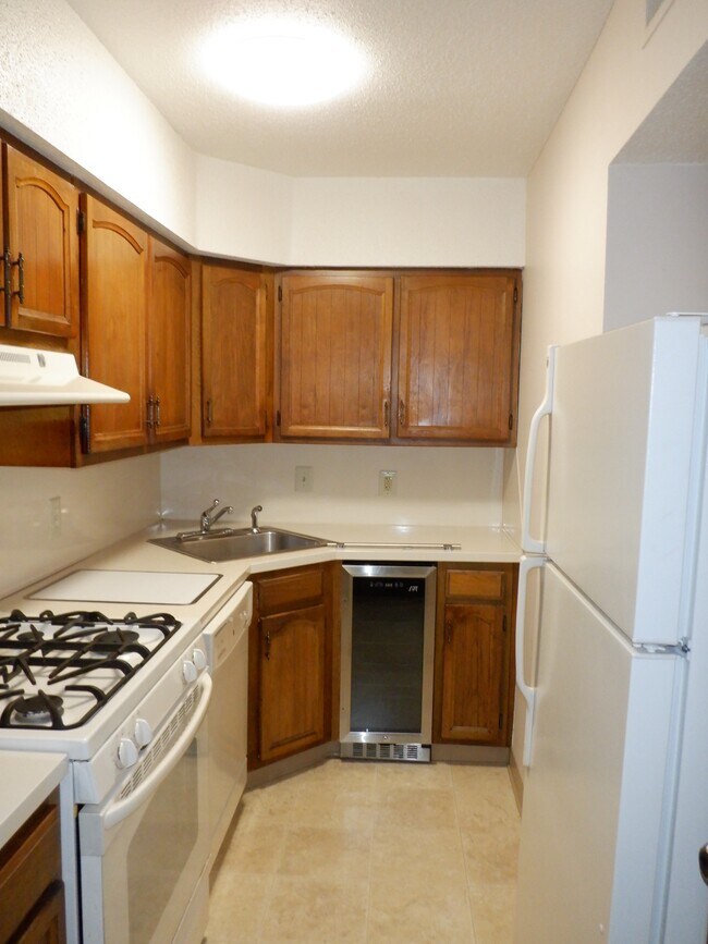 Building Photo - 787 Farmington Ave