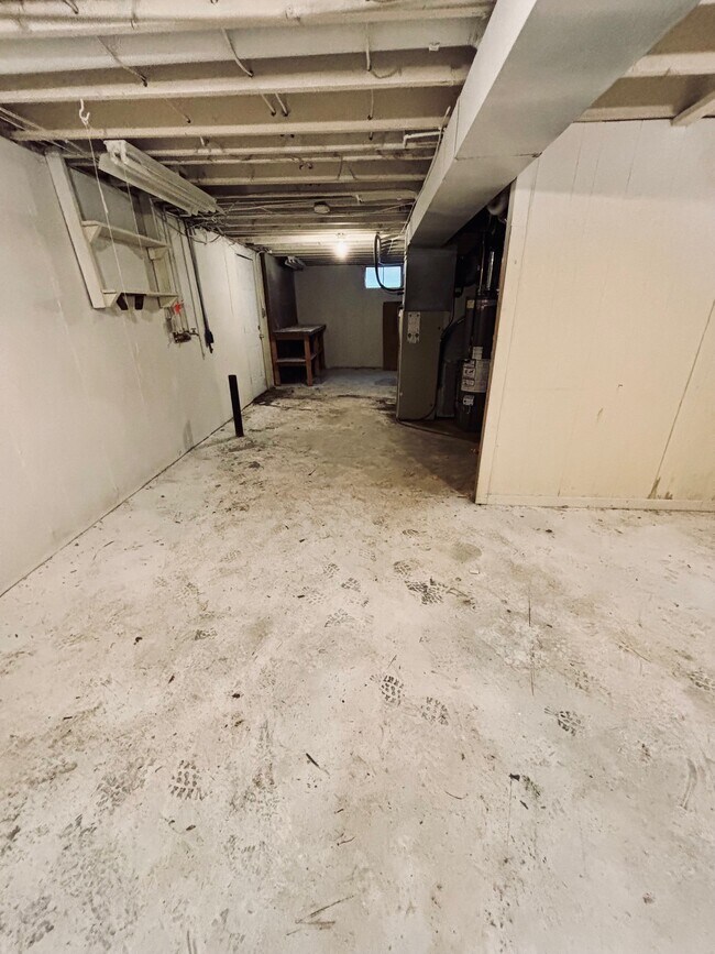 Building Photo - 607 Coach Light Ln