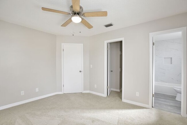 Building Photo - Cozy 2/2.5 Spacious Townhome with 2 Master...