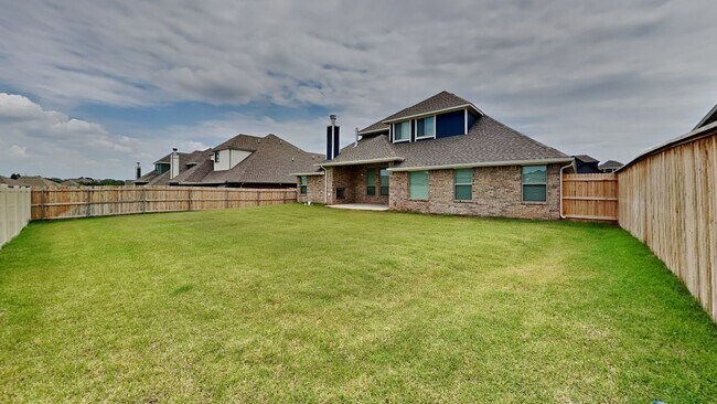 Building Photo - Luxury 5 Bedroom, 3 Bathroom, 3 Car Garage...