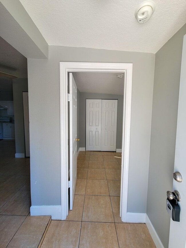 Building Photo - 1000 E Magnolia Ave