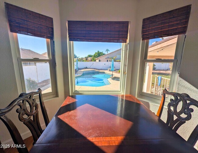 Building Photo - 242 S Sycamore Pl