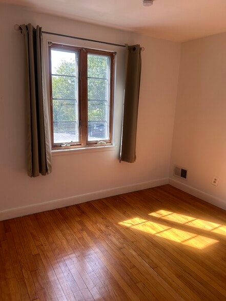 Sunny second bedroom - 36 Pierce Rd