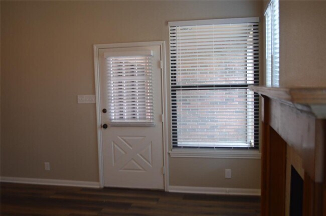 Building Photo - 111 Manor Pl