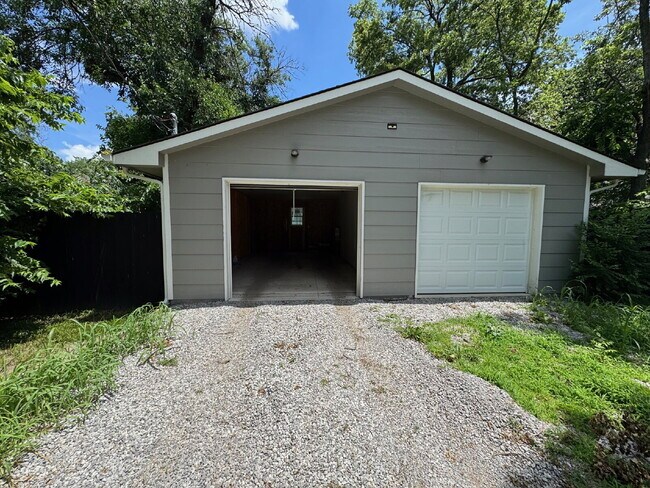 Building Photo - Gorgeous, 3-bedroom Upstairs apartment wit...