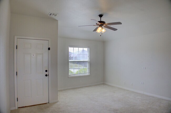 Building Photo - Coming Soon! 3 bed/2 bath!